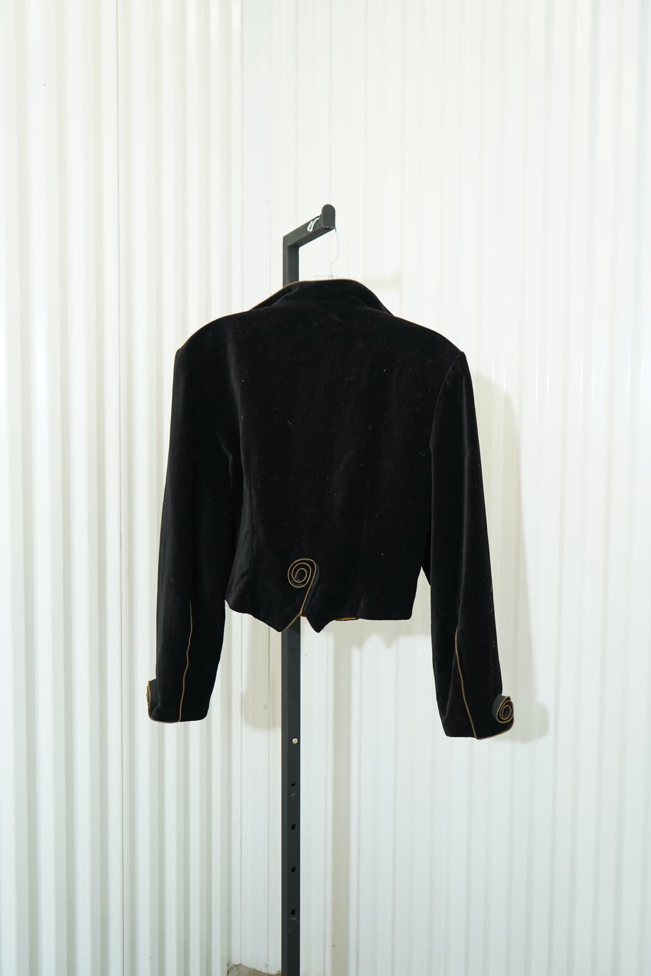 80s il-Nakibo Black Cropped Zip Jacket Crushed Velvet Ruffle & Chain Detail