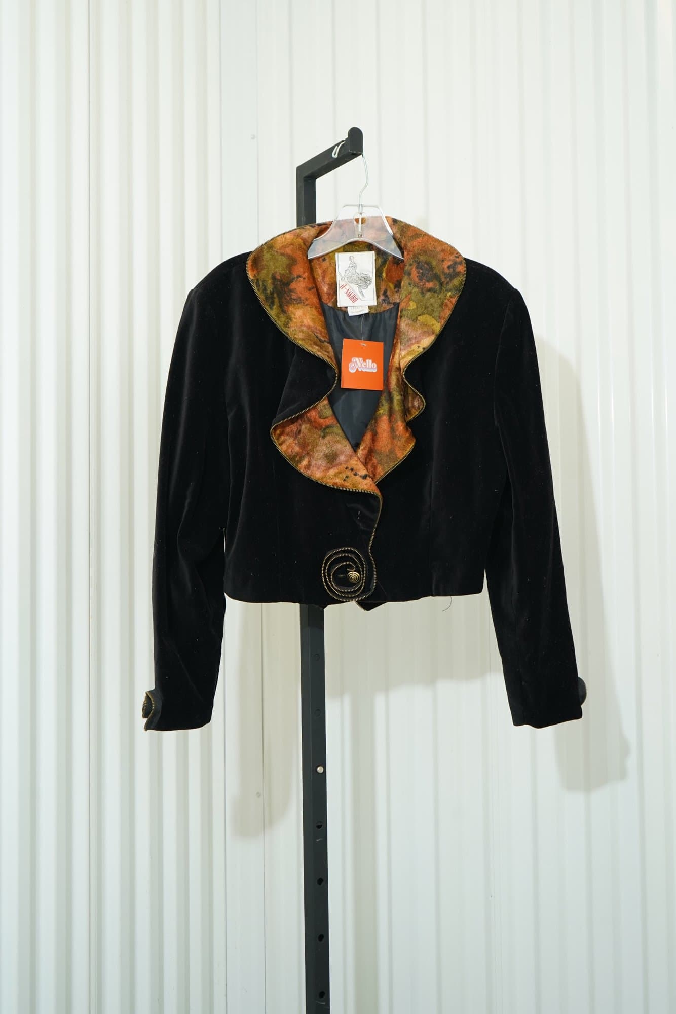 80s il-Nakibo Black Cropped Zip Jacket Crushed Velvet Ruffle & Chain Detail